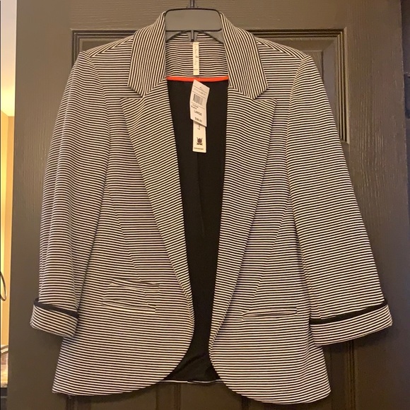 Willow & Clay Jackets & Blazers - Black and white fitted blazer jacket